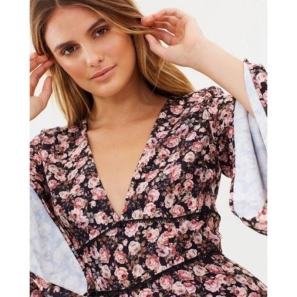 KEEPSAKE THE LABEL Floral Deep V Neck Bell Sleeve Romper Playsuit SMALL Chic - Picture 3 of 6
